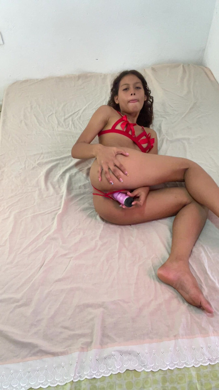 kafesexxx: Une chatte étroite de 18 ans se fait baiser par un gode