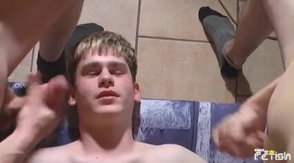 Gay Diaries: Geile twinks pijpen hun grote pikken en neuken hun strakke...