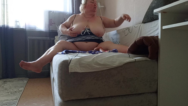 Zona901: Une petite amie insatiable masturbe sa grosse chatte avec ses...