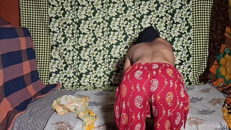 Desi step mom: mainne apni seksi bhaabhi ko pili poshaak men, bistar par...