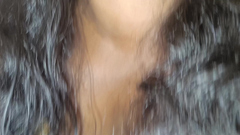 XtremeBabe: Femme au foyer, une jolie poitrine serre la position de...