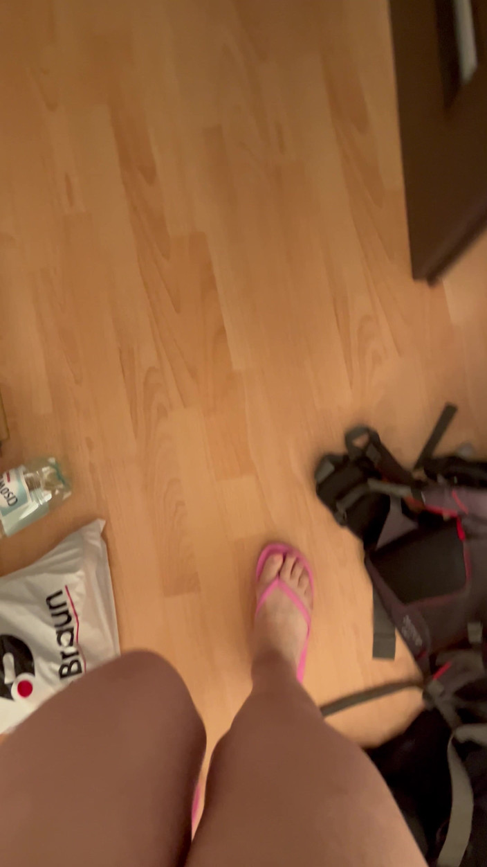 Feet: POV: Dźwięki chodzenia klapkami