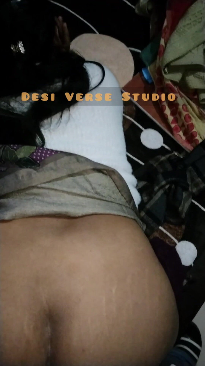 Desi Sex Slave: Дезі Бхабхі покликали додому і дуже широко трахали