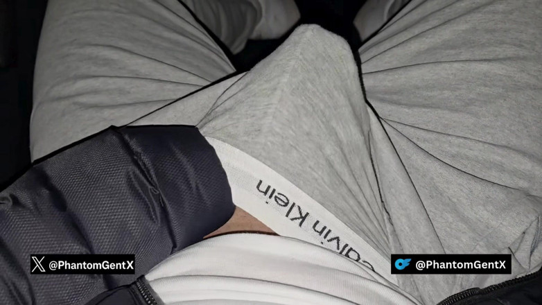 PhantomGentX: Tysk pojke med precum i grå Ck runkar i bilen...