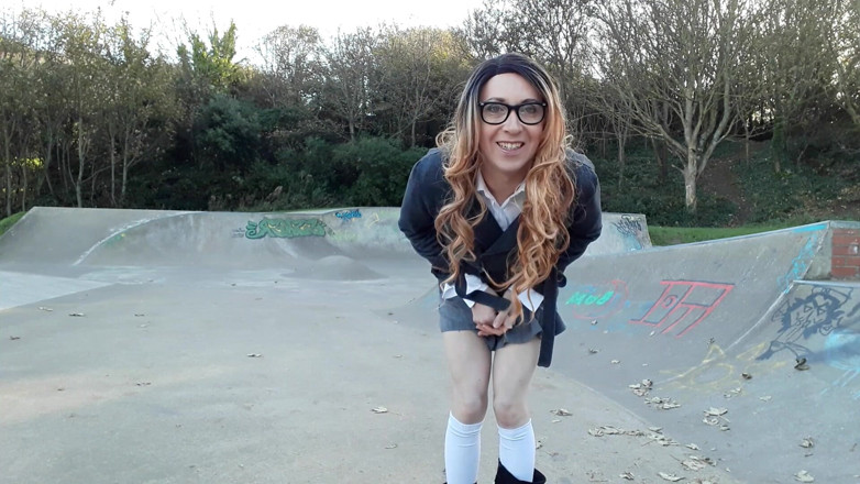 The Midnight Minx: Crossdresser universiteitsmeisje skatepark stripper