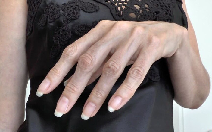 Lady Victoria Valente: Joi clip com belas mãos e negligee de seda preta