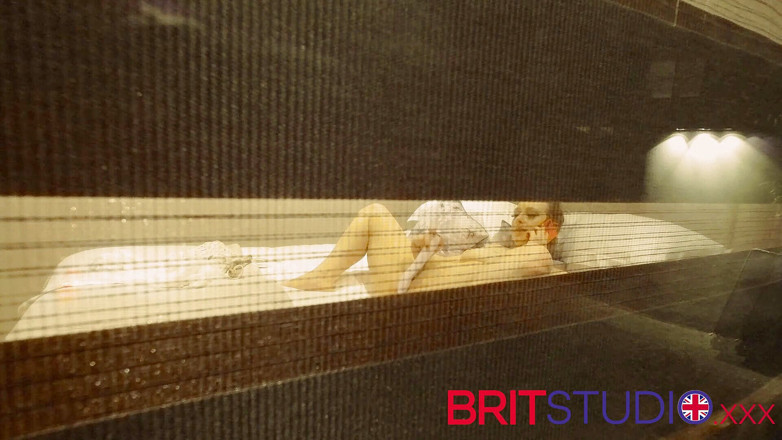 Brit Studio: Du beobachst, wie dein nachbar masturbiert