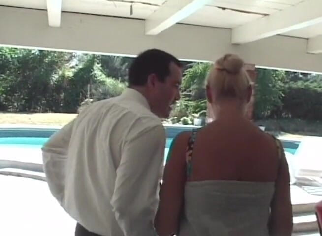 Gilfy Pleasure: O bunică sexy blondă este futută anal lângă piscină