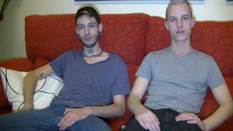 Gaybareback: Un sexy gay biondo scopato senza preservativo da Alexis Clark