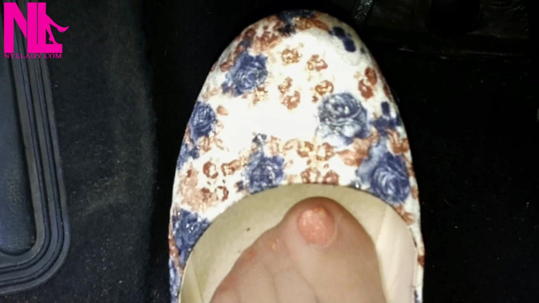 Nyllady: Pengepaman pedal di flat berbunga