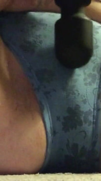 Une babygirl verbale fait un bordel dans ma culotte