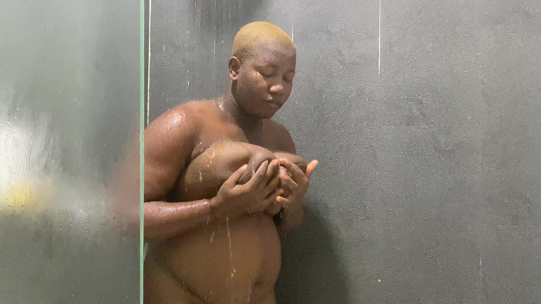 Ethanxbush: Nass und geil in der dusche