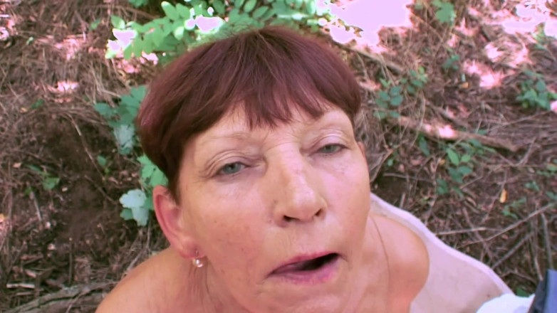 Mature Climax - 100% Mature Videos: Picnic perfecto con abuela cachonda