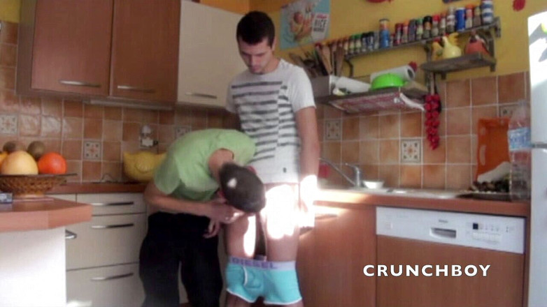 Crunch Boy: Max ošukaný Brianem ráno v kuchyni