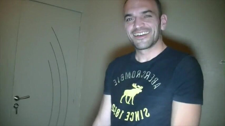 Gaybareback: Une salope se fait baiser sans capote dans un jockstrap
