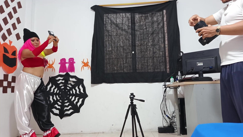 NEGRITA SEXY: A modelo está negociando com o fotógrafo mais de um...
