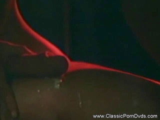 Classic Porn DVDs: Urocza milf ssie i jedzie kutasa na łóżku