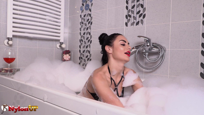 FootFetish Girls With Sex Toys and Nylons: Şehvetli tanrıça ambra küvette seni baştan çıkarıyor