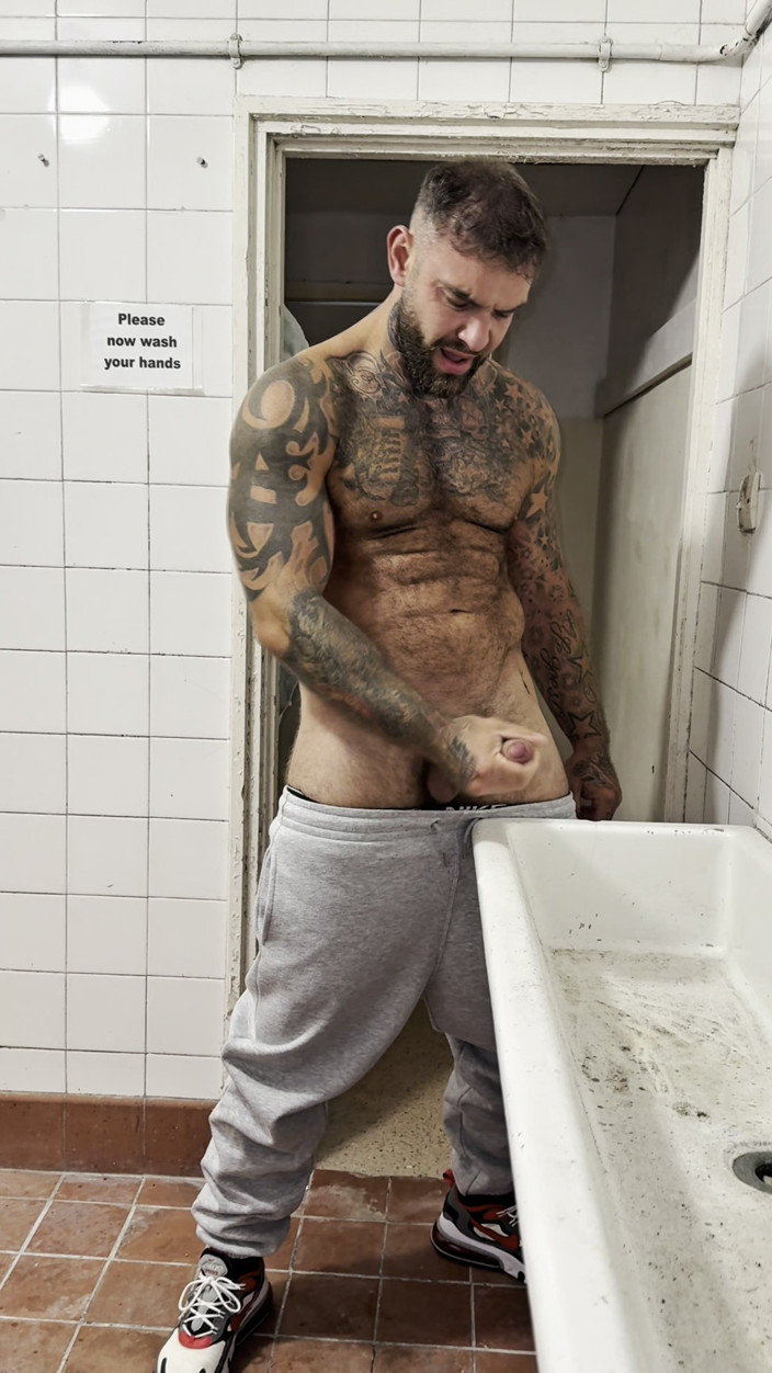 Andyleexxx: Une énorme bite irlandaise coquine pisse de partout
