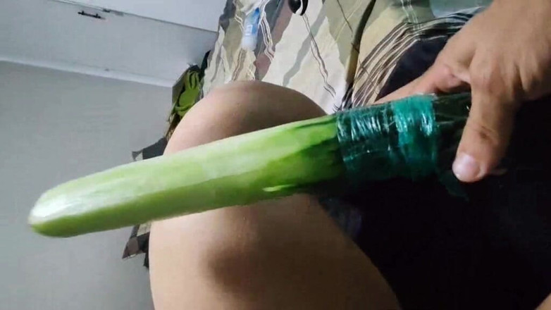 Marky_and_Lexie: Enge muschi genießt saftige gurke