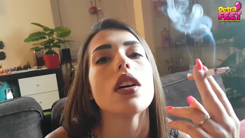 Smokin Fetish: Muka cantiknya dalam kamera