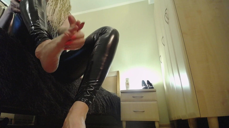 BadAssBitch: Lèche mes pieds moites, loser !