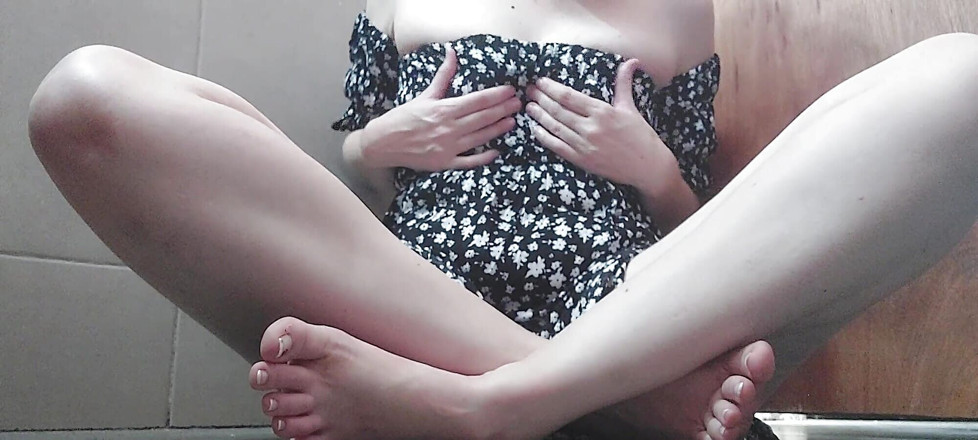 Flor_latina: Beyaz kız orgazm olmak için parmaklıyor