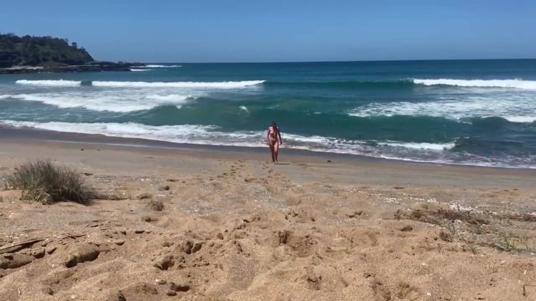 AmateurOzzyCouple: Milf esposa fica nua em uma praia