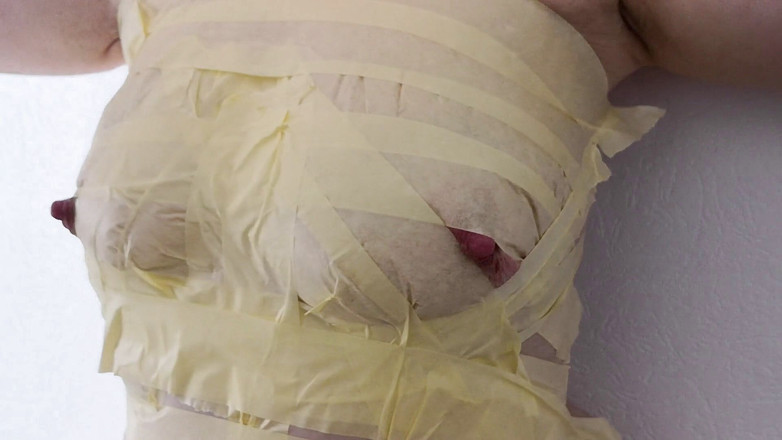 Bouncy Tits Action: Lepená prsa a skutečné tvrdé bičování