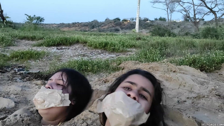 Selfgags Latina Bondage: Begraven door de strandteven!