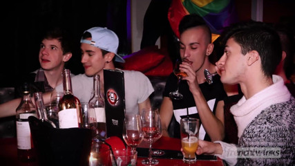 French twinks: 두 명의 어린 쌍둥이를 위한 첫 주먹 섹스