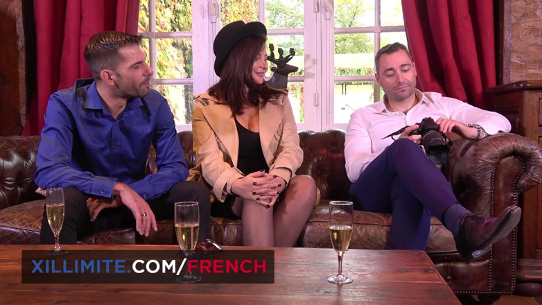 French girls at work: Una tettona maneggia 2 cazzi in una selvaggia doppia penetrazione