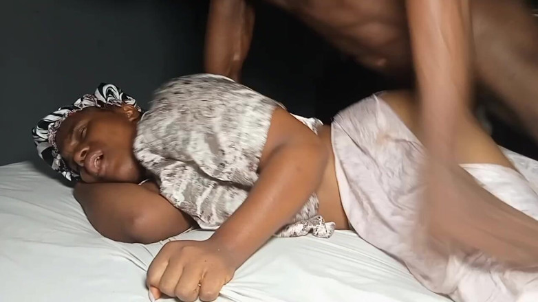 Sexyberrie1: Ma copine d'Akwibom se fait étirer la chatte par ma grosse...