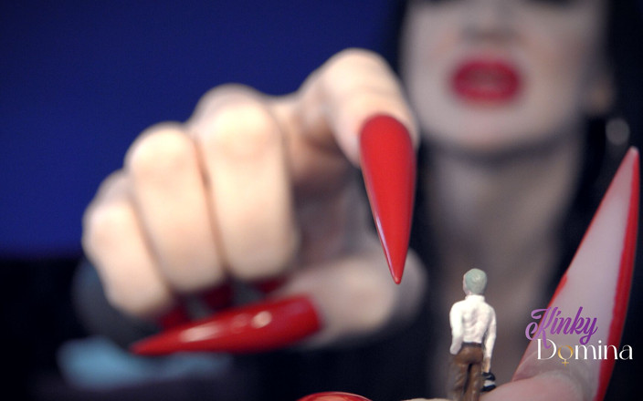 KinkyDomina: 복종할 때 당신을 매료하는 거대한 마녀