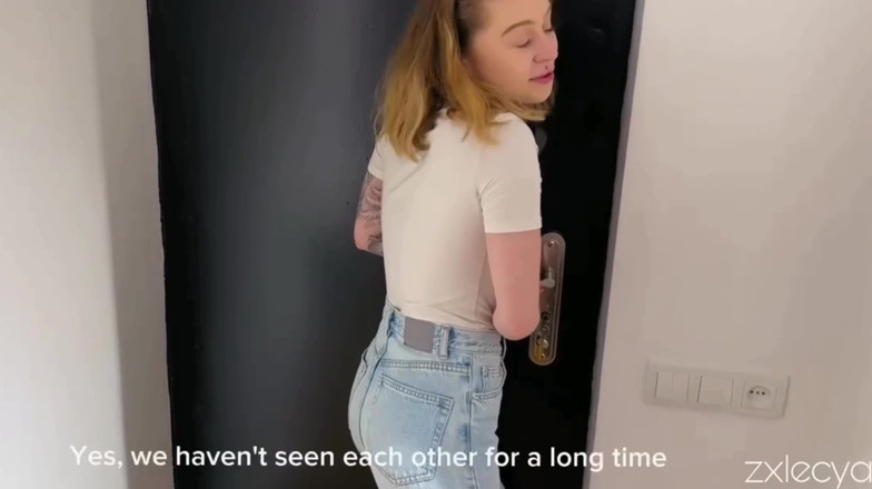 Zxlecya: Une Demi-sœur Lesbienne Essaye Une Bite Pour La Première Fois