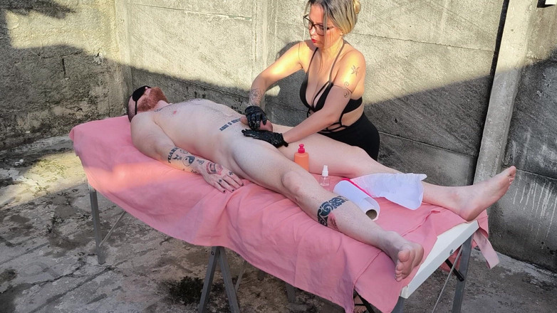 Carmona's films: Massage nu en plein air avec une blonde sexy