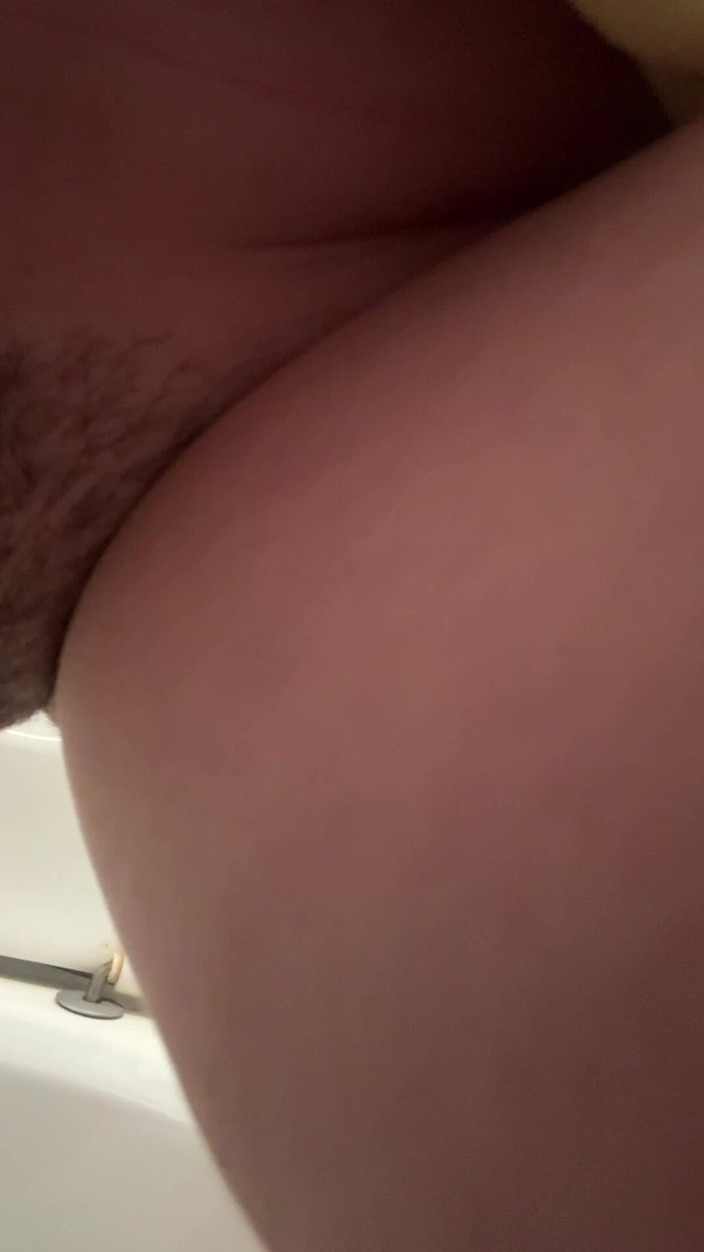 JuliaVeil: 合集：穿着黑色紧身牛仔裤的女孩在公共厕所撒尿。每日穿内裤垫
