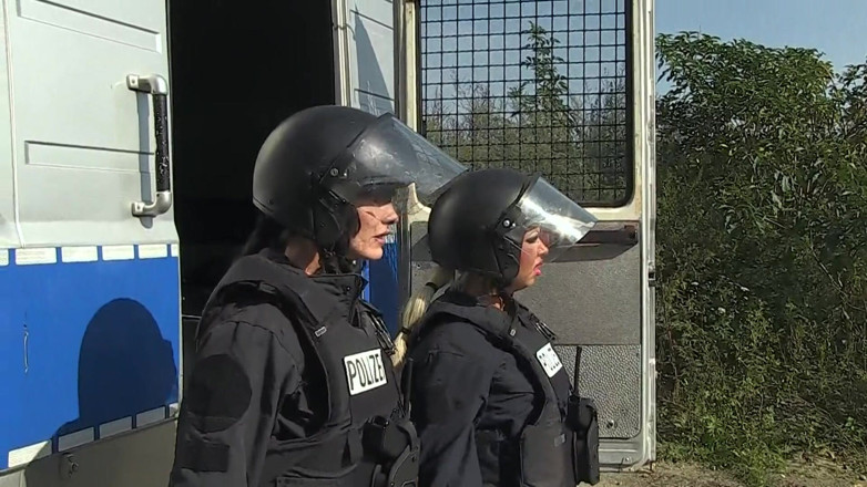 Carmen Rivera Entertainment: Zwei herrinnen in polizeiuniform lieben es, das klaffende arschloch eines...