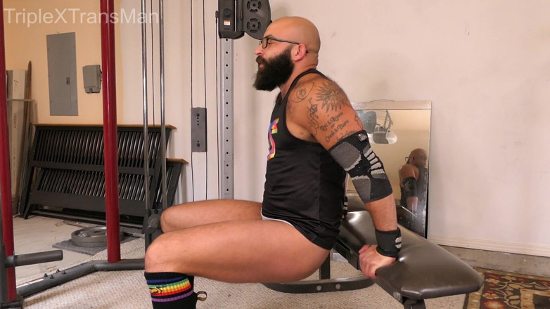 TripleXTransMan: Voyeur v tělocvičně mě sleduje, jak se udělám