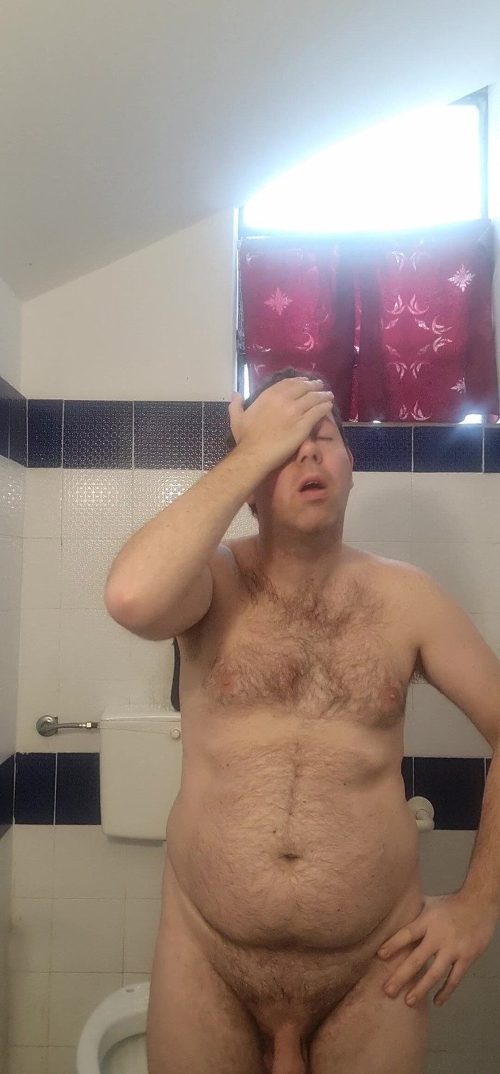 Mirko2589: Todos desnudos en un baño público
