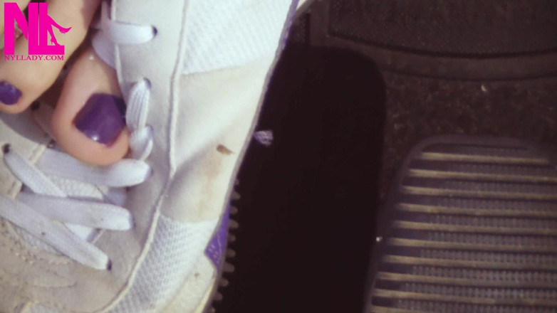 Nyllady: Menyelamat tanpa kondob dalam Puma Sneakers