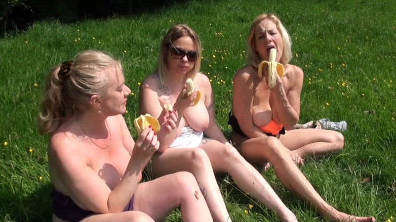 Dirty Doctors Clips - Mature British Lesbians: 户外女同玩耍时间
