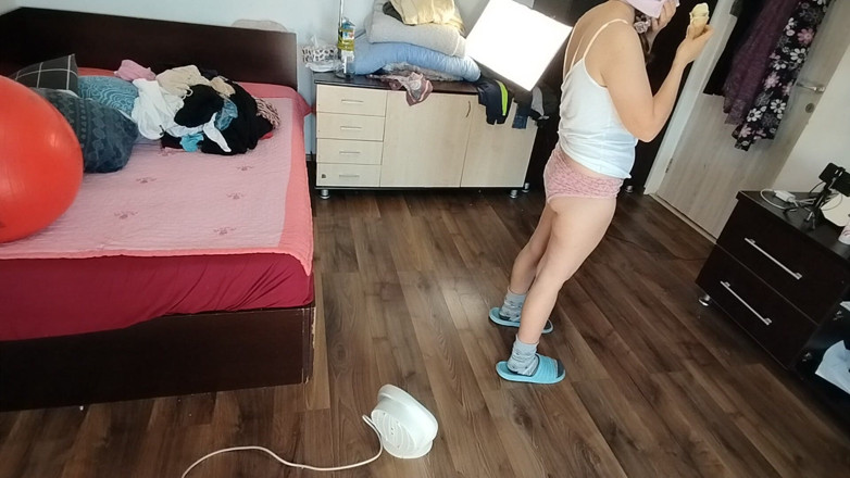Mirsur: Une Brune Sexy S’amuse En Essayant Des Vêtements. Une Maman...