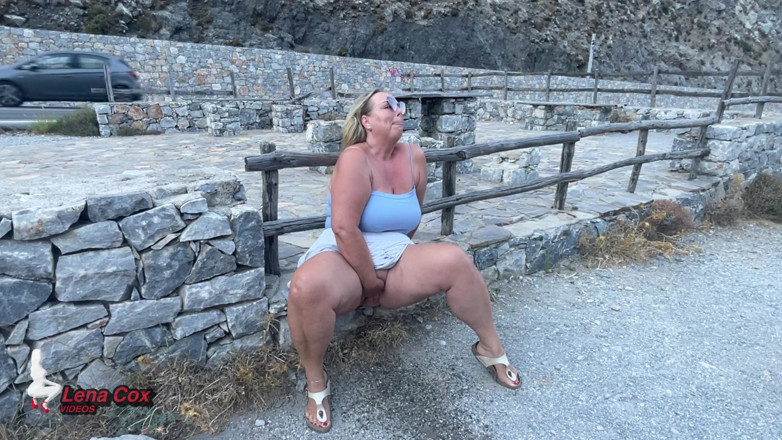 Lena Cox: Soție excitată ejaculează explozie pe Parcare Curb