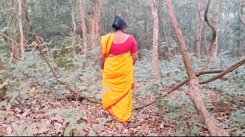 Telugu honey lips: Baise dans la jungle en plein air telugu. Belle-mère et...