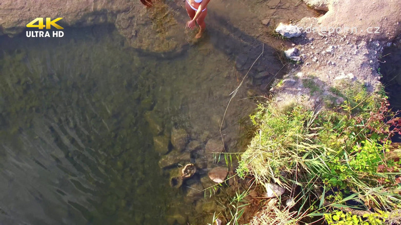 Peaches and Bananas: Teenager sulla spiaggia nudista filmata da Un Drone