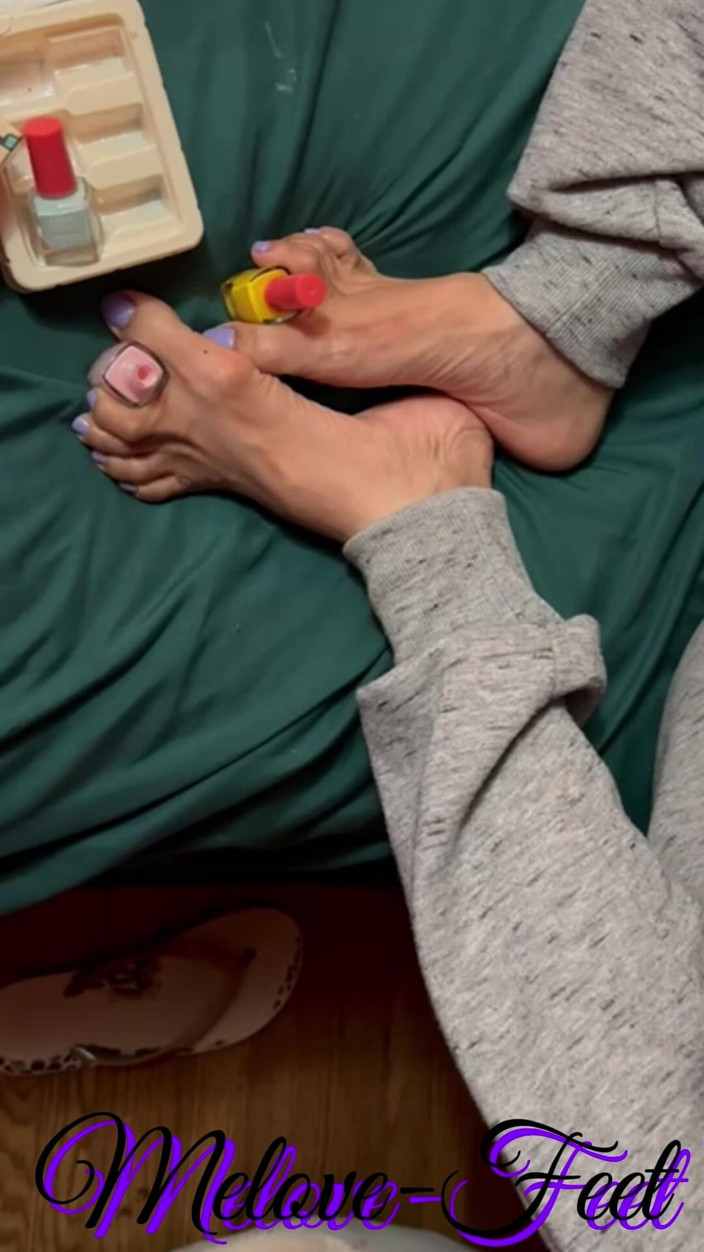Naelor: Melove nettoie ses petits pieds et fait ses ongles