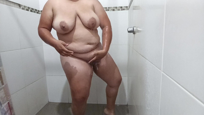 Stepmom_with_big_tits: Padrasto filma secretamente sua enteada tomando banho enquanto ela toca...