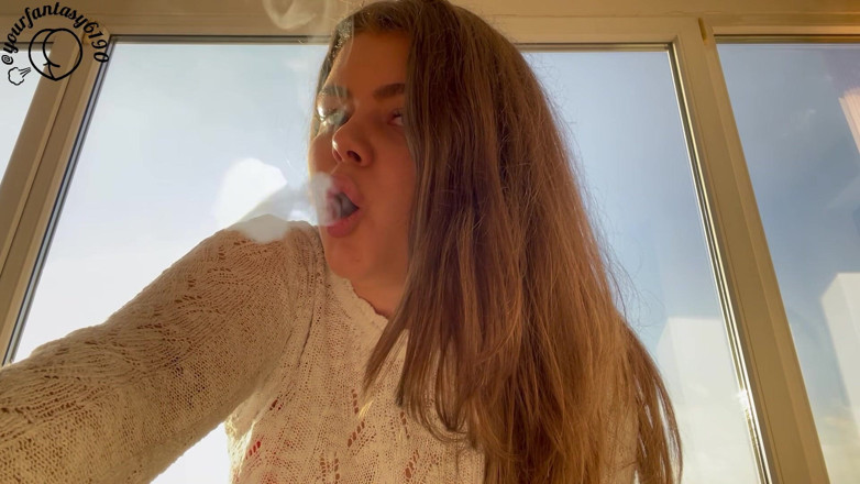 Your fantasy studio: Une latina fume au coucher du soleil