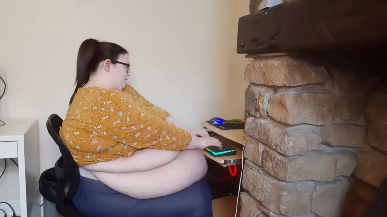 SSBBWLadyBrads: La plus grosse fille au travail - luttes